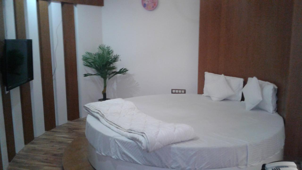 Hotel The Grand Parshwanath Sankeshvar 外观 照片
